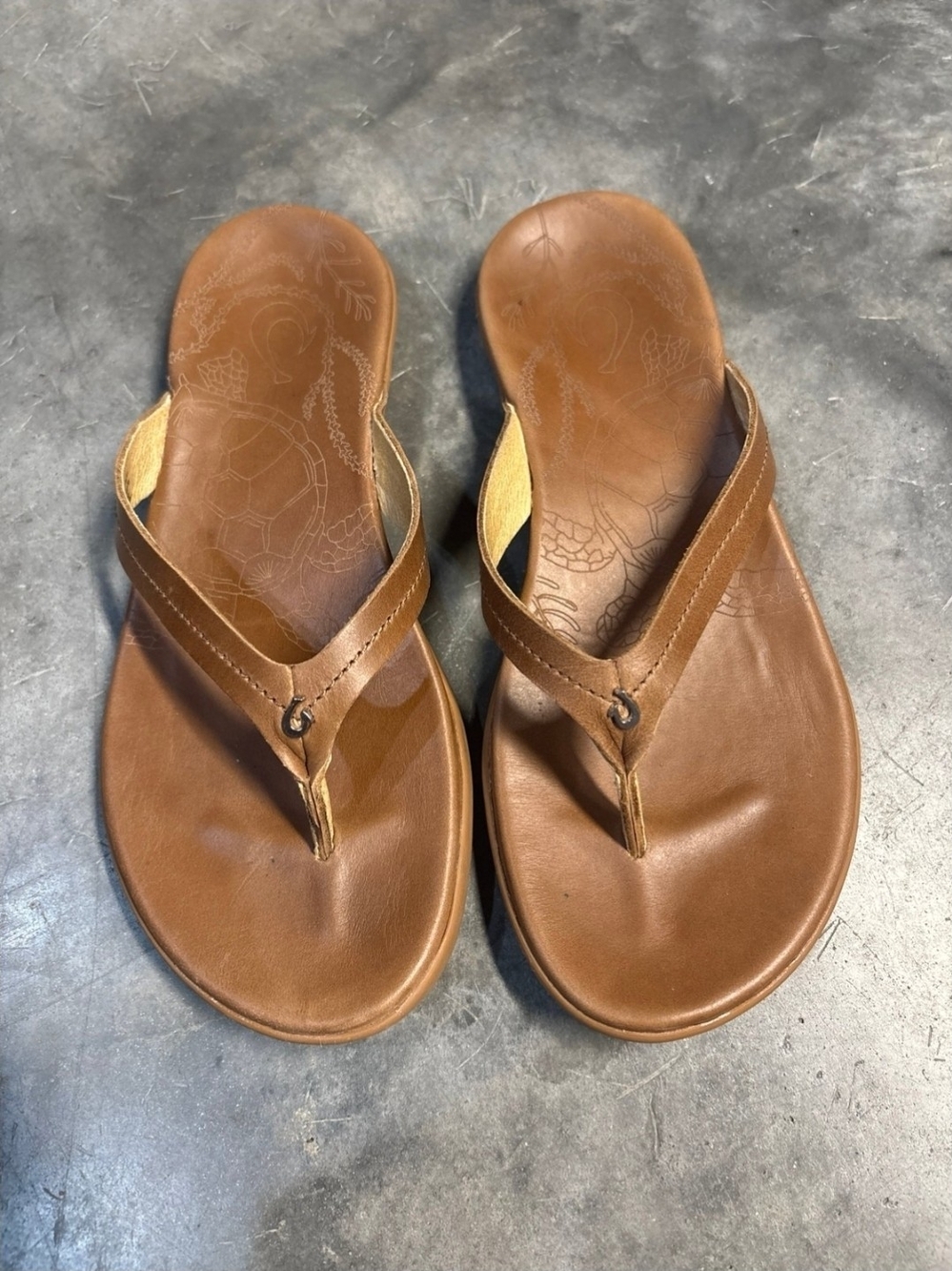 Women’s Sz 7 Olukai brown leather flip flops.